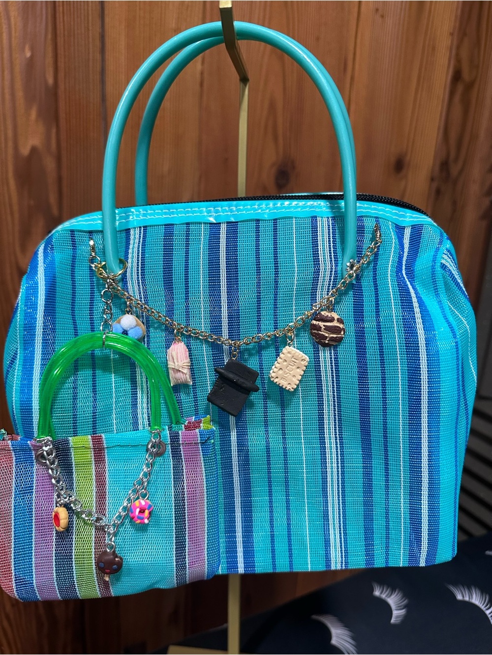 Mercado bag with charms